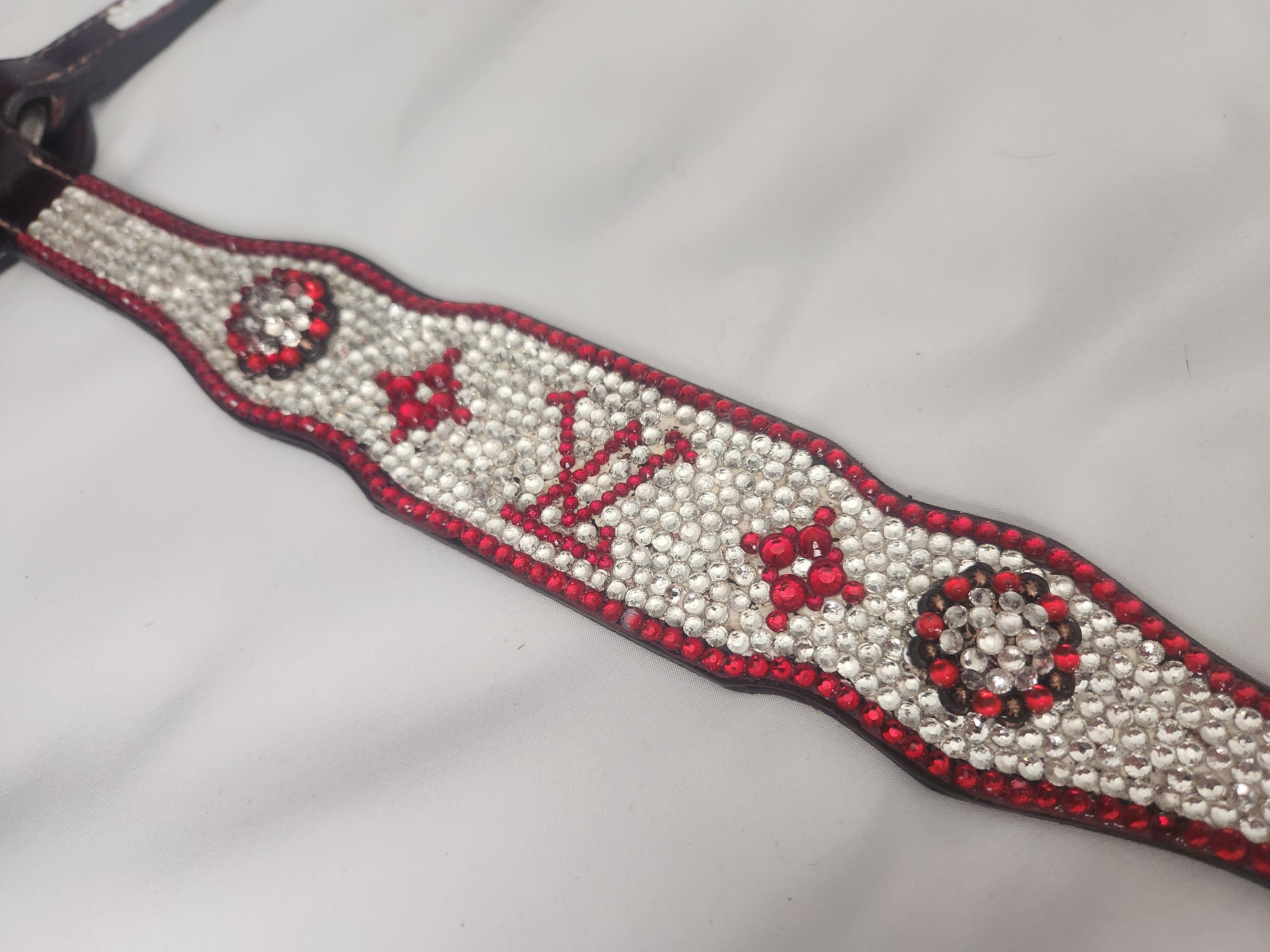 LV RHINSTONE RED AND WHITE TACK SET